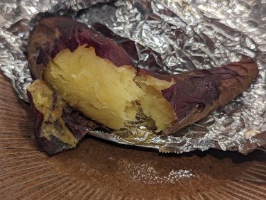 ダッチオーブンで作る焼き芋がウマすぎた！ベストな加熱時間も検証