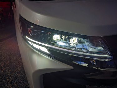 【新型ノア】プロジェクター式LEDヘッドランプの違いは？オプションとして付けるべきか