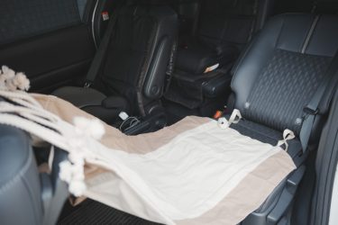 車中泊に革命！ハンモックを車内に吊るして寝たら快適すぎた【取り付け方法も解説】