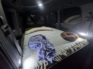 ノア・ヴォクシーで車中泊！家族4人が快眠できたベッドアレンジと必須アイテム